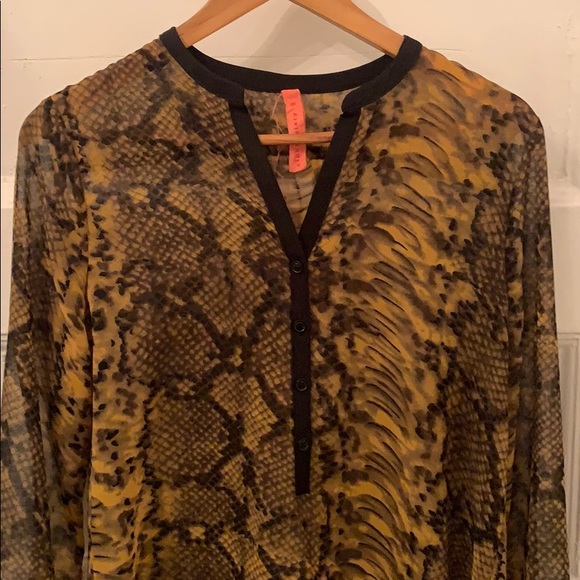 Snake Print Top - size M - Picture 2 of 7
